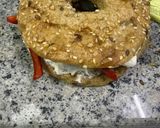 صورة لخطوة 2 من وصفة خبز البيغل او البيجل مع لبنه وبيستو وفلفل مشويbagel bread