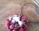 Une image de l'étape 1 de Panna cotta à la rose, coulis framboise.