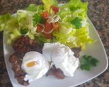 Foto del paso 7 de la receta: Huevos escalfados con bife a la plancha y ensalada