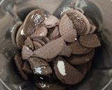A picture of step 1 of Oreo biscuits cake.
