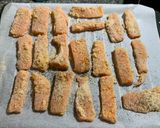 Foto del paso 3 de la receta: Barritas de salmón rebozado al horno para bebés