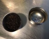 Une image de l'étape 2 de Flan pâtissier aux raisins de corinthe et vanille pâte brisée au rhum.