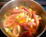 Foto del paso 4 de la receta Merluza al ajillo con alcachofas, gambas y almejas
