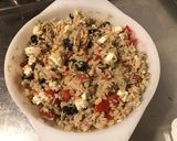 Une image de l'étape 11 de Salade de riz thon blanc, oignon de roscoff, feta, olives, tomates.