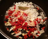 Foto del paso 6 de la receta: Ventrescas de bonito, en salsa de cebollas rojas tomates verdes