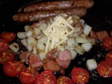 Salchicha de cerdo con patata, tomates cherry y bocadillo de queso