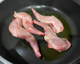 Foto del paso 2 de la receta: Jamoncitos de conejo con salsa de verduras