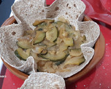 Foto del paso 4 de la receta: Cestitas integrales de huevo con cebolla, calabacín y rulo de cabra