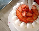 A picture of step 21 of Strawberry Decoration Cake, Chantilly Fraise.