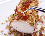 Foto del paso 3 de la receta: Queso de cabra con pistacho, nueces y miel tibia