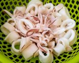 Hình bước làm 1 của món Mực xào thơm cà