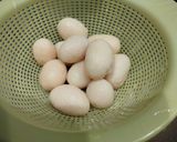 Foto del paso 3 de la receta: Mini salchichas de pollo al roquefort con calabacín y papas