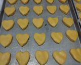 Foto langkah ke 4 dari resep Cookies Santan Topping Cokelat.
