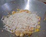Foto langkah ke 5 dari resep Char Kway Teow 15 Menit! 🔥 Kwetiau Goreng Malaysia ala Penang 🇲🇾 Anti Gagal.