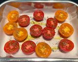 Une image de l'étape 1 de Tomates cerises rôties sur un lit de burrata.