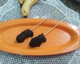 A picture of step 4 of Chocolate coated banana pops.