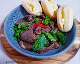 A picture of step 4 of Spicy steak salad.