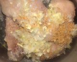Foto del paso 1 de la receta: Pechuga de pollo con cebolla confitada