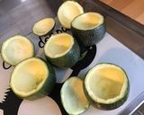 Une image de l'étape 2 de Courgettes rondes en cocotte farcies chair à saucisse et épices.