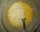 Foto langkah ke 3 dari resep Sosis gulung telur keju.