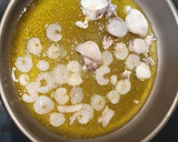 Foto del paso 1 de la receta: Espaguetis de calabacín picantones con gambitas y chipirones