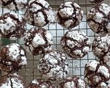 Foto langkah ke 5 dari resep Chocolate Crinkles Cookies.