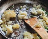A picture of step 3 of Sabudana khichadi.
