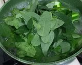 Foto langkah ke 3 dari resep Sayur Bening Daun Kelor Labu.