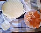 Foto del passaggio 1 della ricetta Pizza rustica con stracciatella gamberetti e salmone