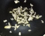 Foto del passaggio 2 della ricetta Spaghetti alla spirulina con crema di formaggio spalmabile