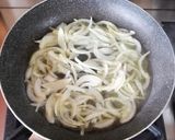 Foto del passaggio 3 della ricetta Spaghetti tonno e cipolla 🌷