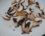 Foto del paso 3 de la receta: Pan con atún, hongos, cebolla y morrón