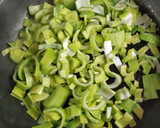 Foto del paso 2 de la receta: Macarrones de lentejas con salsa de puerro, berenjena y anchoas