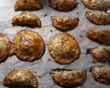 Foto del paso 7 de la receta: Empanadillas de pavo, queso azul y espinacas