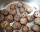 Foto del paso 1 de la receta Papas negras con mojo verde de cilantro