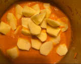 Foto del paso 4 de la receta: Filetes de pollo con patatas en salsa de zanahoria