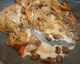 Foto del paso 5 de la receta: Fideos de arroz con verduritas, clara de huevo, txanpis y curry