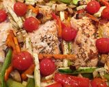 Foto del paso 5 de la receta: Salmón al horno con verduras en salsa de soja y miel