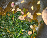 Foto del paso 2 de la receta: Pollo al horno con espinacas y pistachos