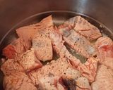 Une image de l'étape 1 de Rougail de saumon.