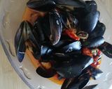 Foto del passaggio 5 della ricetta #482 Cozze alla tarantina 🍣🍅🌶️🌿