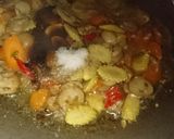 Foto langkah ke 4 dari resep Tumis jamur ceria.