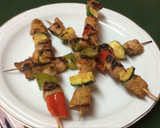 Foto del paso 4 de la receta: Brochetas de ragú de pavo adobado y verduras