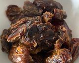 A picture of step 2 of Dates and peanut bites.