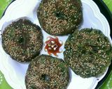 A picture of step 3 of Spinach Thalipeeth.