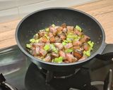 Foto del paso 1 de la receta: Trampantojo de patatas revolconas con lenteja roja pelada y guanciale