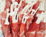 Hình bước làm 2 của món Thịt nạc dăm cây cuộn nấm áp chảo