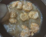 A picture of step 2 of Golden fry prawns/deep fry.