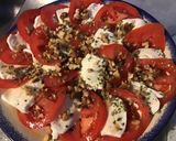 Une image de l'étape 5 de Salade de tomates et mozzarella aux noix et vinaigre aux framboises.