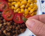 Foto del paso 3 de la receta: Ensalada completa, sencilla y económica de lentejas, maíz, semillas de zapallo y cherries 🌱